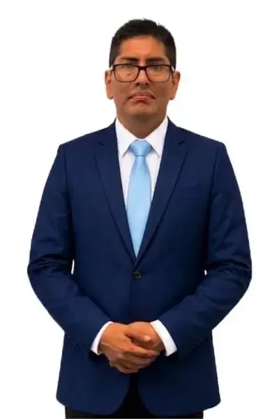 efrain con corbata